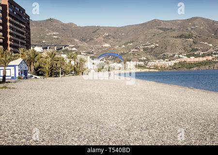 Parapentiste venant d'atterrir sur la plage de Almuñécar espagne Banque D'Images