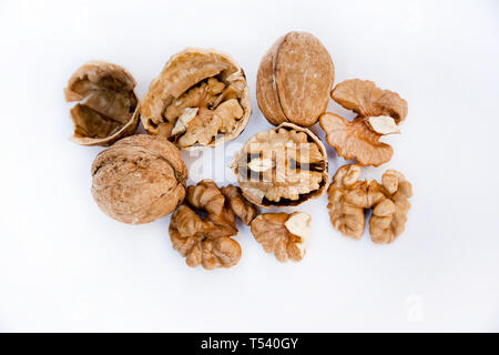 L'alimentation saine et de snack. Les cerneaux de noix sur fond blanc. Fruits de noix. Banque D'Images