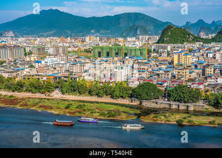 GUILIN, CHINE - le 01 novembre : c'est une vue aérienne de ville Guiliin et de la célèbre rivière Li le Novembre 01, 2018 à Guilin Banque D'Images