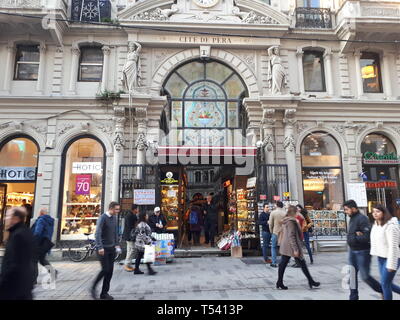 Cicek Pasaji (Cité de Péra), passage historique célèbre, le 25 décembre 2017 dans l'avenue Istiklal, Taksim, Beyoglu, Istanbul. Banque D'Images