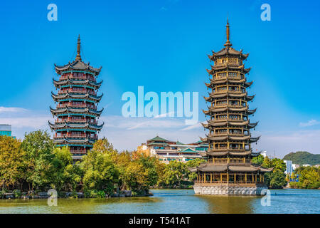 GUILIN, CHINE - Novembre 01 : Vue de la Lune et Soleil traditionnel à pagodes Riyue Shuangta Cultural Park sur Novembre 01, 2018 à Guilin Banque D'Images