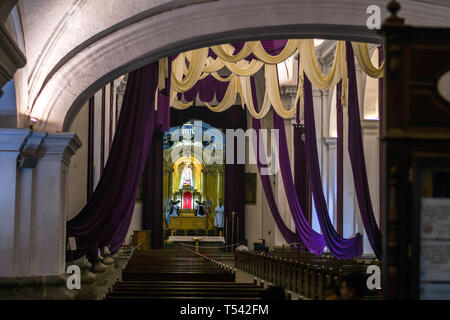 À l'intérieur de l'église catholique Antigua Guatemala Banque D'Images