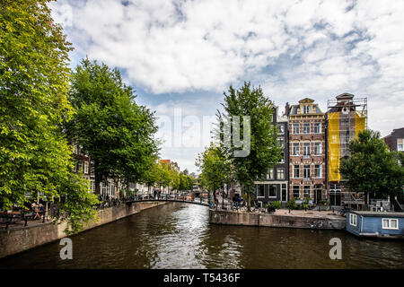 AMSTERDAM, Pays-Bas - 31 août 2018 : voir longeant le canal vu de Amsterdam avec pont et des vélos en vue. Banque D'Images