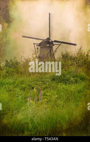 Ancien moulin à vent hollandais le long de canal avec effet de texture vintage Banque D'Images