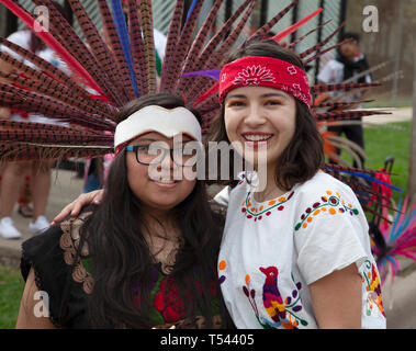 Deux adolescents en souriant portant des costumes à plumes indigènes dans le casque de parade de Cinco de Mayo. St Paul Minnesota MN USA Banque D'Images