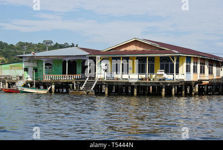 Kampong (village de Kampung Ayer) sur l'eau de la rivière Brunei, Bandar Seri Begawan, Sultanat de Brunei Banque D'Images