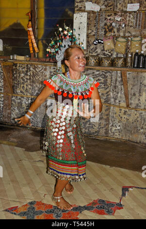 Iban femme dansant lors du port de vêtements tribaux traditionnels, Mengkak, Batang Ai Longhouse, Sarawak (Bornéo), Malaisie Banque D'Images