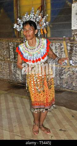 Iban femme dansant lors du port de vêtements tribaux traditionnels, Mengkak, Batang Ai Longhouse, Sarawak (Bornéo), Malaisie Banque D'Images