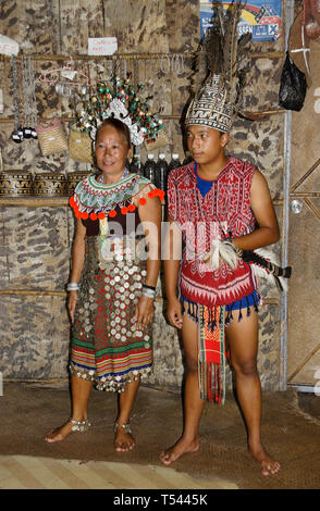 La femme et l'homme dans l'Iban tribal traditionnel, robe longue maison Mengkak, Batang Ai, du Sarawak (Bornéo), Malaisie Banque D'Images