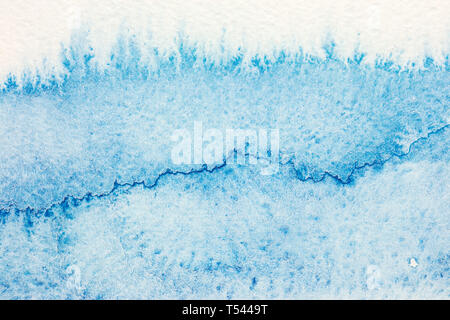 Aquarelle bleu lavage à la main sur du papier blanc spot contexte macro. Banque D'Images
