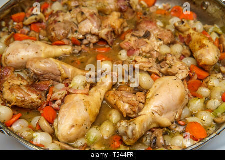 La cuisine française Coq au Vin avec ragoût de champignons crimini oignons perles et les carottes dans une sauce au vin blanc Banque D'Images