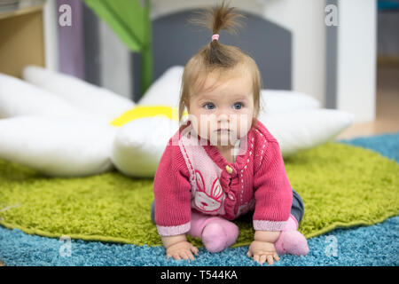 Biélorussie, Minsk, le 19 novembre 2017. Six mois vieille fille sur le tapis Banque D'Images