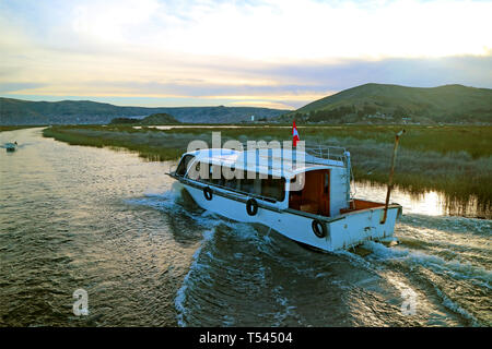 Bateau de croisière sur le lac Titicaca, le lac navigable le plus haut du monde, Puno, Pérou Banque D'Images