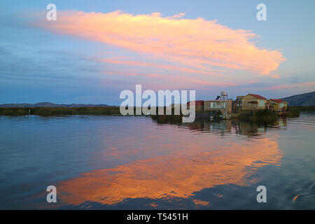 Îles flottantes Uros au coucher du soleil, lac Titicaca, Site du patrimoine mondial de l'UNESCO à Puno, Pérou Banque D'Images