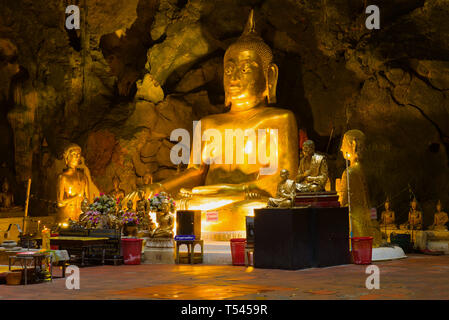 PHETCHABURI, THAILAND - Décembre 13, 2018 : Sculpture d'un Bouddha assis de près. Cave temple Wat Tham Khao Luang Banque D'Images