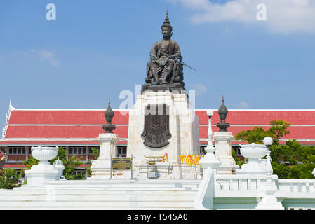 PHETCHABURI, THAILAND - Décembre 13, 2018 : Monument à King Mongkut dans la place de la ville sur une journée ensoleillée Banque D'Images