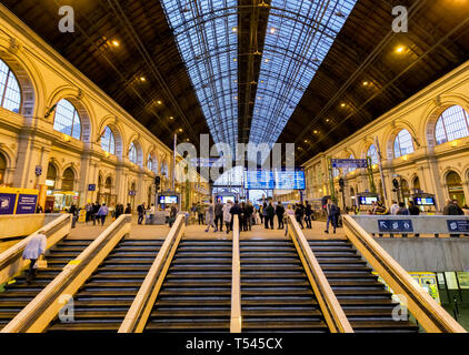 La gare Keleti de Budapest,Hongrie,intérieur.Les passagers qui attendent sur les plates-formes. Banque D'Images