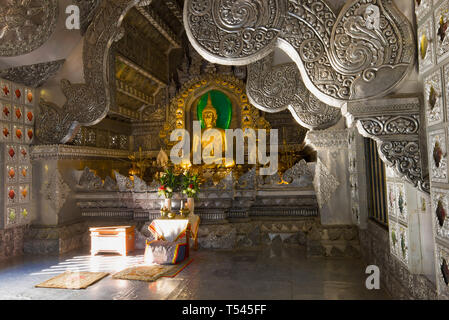CHIANG MAI, THAÏLANDE - le 22 décembre 2018 : le Bouddha d'or dans l'intérieur de l'argent (temple Wat Sri Suphan) Banque D'Images