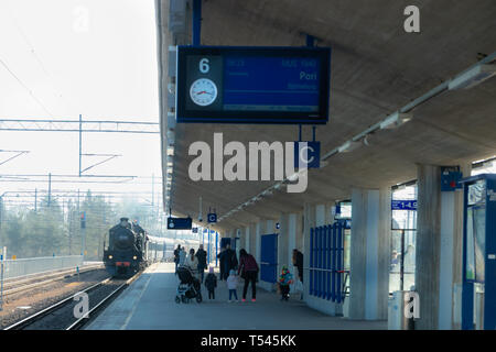 Kouvola, Finlande - le 18 avril 2019 : Les passagers sont en attente d'un train à vapeur Ukko-Pekka à la station à matin. Banque D'Images