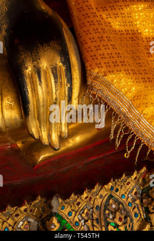 Thaïlande, Bangkok, Wat Pho, extra-Phra Rabiang de Phra Ubosot, golden Buddha statue avec part de toucher la masse dans Bhumisparsha mudra geste Banque D'Images