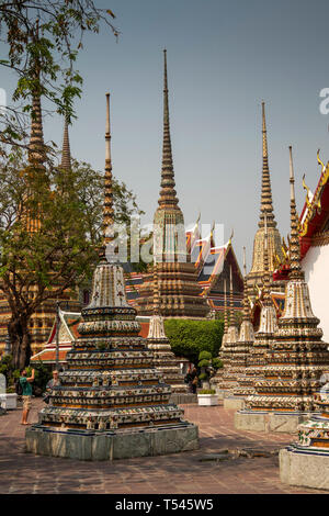 Thaïlande, Bangkok, Wat Pho, Phra Chedi Rai, pleines de chedis memorial à famille royale Banque D'Images