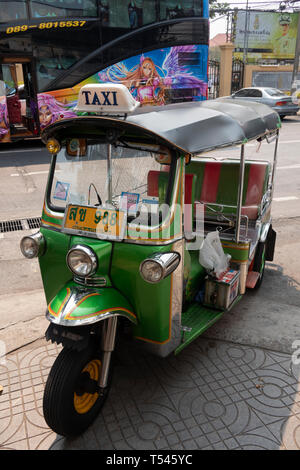 Thaïlande, Bangkok, Thanon Phra Phipit, tuk tuk taxi stationné sur une rue latérale, à proximité de Wat Pho Banque D'Images