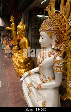 Thaïlande, Bangkok, Thanon Bamrung Mueang, Soi2 Mahannop, fournitures bouddhistes boutique, grand blanc richement décoré et doré à vendre bouddhas Banque D'Images