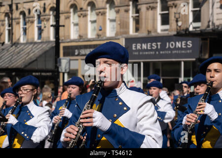 Des joueurs de clarinette vêtus de costumes bleus et blancs sur le défilé, le Harrogate International Youth Festival, Harrogate, North Yorkshire, Angleterre, Royaume-Uni. Banque D'Images