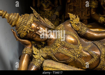 Thaïlande, Bangkok, Thanon Bamrung Mueang, bronze inclinables angel statue bouddhiste kinnaree Banque D'Images