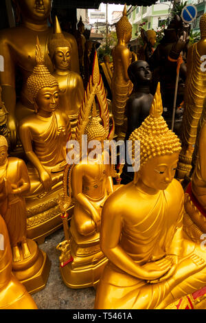 Thaïlande, Bangkok, Thanon Bamrung Mueang, Soi2 Mahannop, Bouddhas dorés sur l'affichage à l'extérieur de magasin de fournitures bouddhistes Banque D'Images