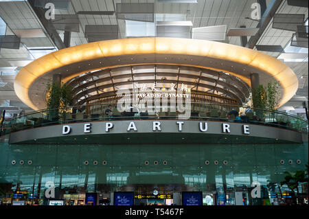 18.04.2019, Singapour, République de Singapour, en Asie - une vue sur le hall des départs à l'intérieur du Terminal 3 de l'aéroport de Changi. Banque D'Images