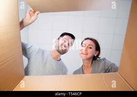 Up d'un jeune couple heureux à l'intérieur de boîte en carton Banque D'Images