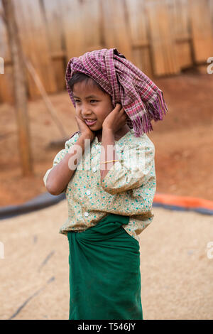 Jeune fille Shan dans un village sur le trek de Kalaw au Lac Inle, l'État de Shan, Myanmar. Banque D'Images