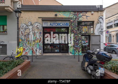 Fresque sur l'atelier de réparations à Archinto square, quartier Isola, à Milan Banque D'Images