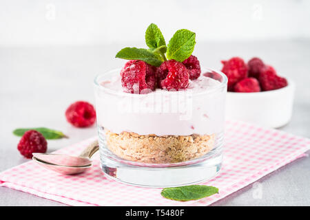 Pas de gâteau au fromage au four avec de la framboise au bocal en verre. Banque D'Images