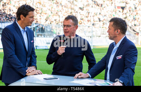 Sports, football, Bundesliga 2018/2019 Borussia Moenchengladbach, vs RB Leipzig 1-2, stade Borussia Park, à l'entraîneur Ralf Rangnick (RBL) mi. interviewé par Sky reporter Sebastian Hellmann le. et le ciel, le LDF Matthaeus Lothar expert RÈGLEMENT INTERDIT TOUTE UTILISATION DES PHOTOGRAPHIES COMME DES SÉQUENCES D'IMAGES ET/OU QUASI-vidéo Banque D'Images