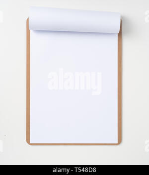 Concept design - Vue de dessus d'ouvrir et fermer livre blanc sur le presse-papiers brun isolé sur fond blanc pour une maquette. photo réelle, pas de rendu 3D Banque D'Images