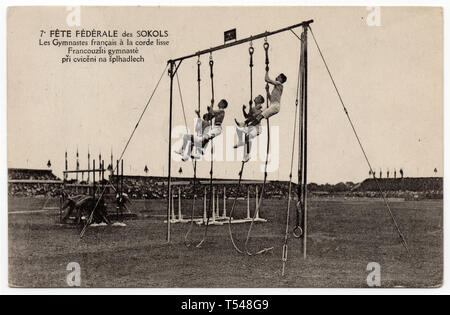 Les gymnastes français grimper la corde pendant la 7e festival international de gymnastique Sokol de masse (VII. všesokolský slet) à Prague, en Tchécoslovaquie, en juin 1920. Photographie en noir et blanc par un photographe inconnu publié sur le éditée tchécoslovaque en 1920. Avec la permission de l'Azoor Collection Carte Postale. Banque D'Images