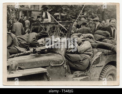 Des soldats de l'Armée rouge dans le sommeil et sur l'armée US Jeep Willys MB à Prague, en Tchécoslovaquie, le 9 mai 1945. Photographie en noir et blanc par le photographe tchèque Zdeněk Tmej prises en mai 1945 et publié dans la carte postale vintage tchécoslovaque en 1945. Avec la permission de l'Azoor Collection Carte Postale. Banque D'Images