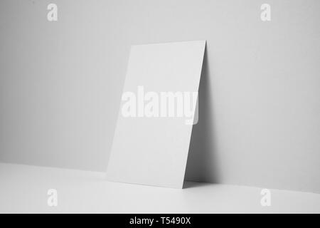 Concept design - Vue en perspective de l'entreprise vertical blanc sur la carte de fond de l'espace 3D immersive, c'est réel, pas de photo 3D render Banque D'Images