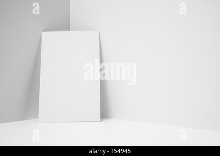 Concept Design - vue avant de carte d'affaires vertical blanc sur fond de l'espace 3D immersive, c'est réel, pas de photo 3D render Banque D'Images