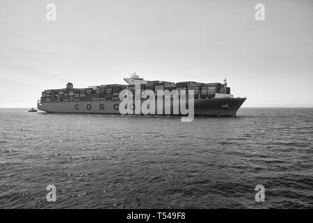 Photo en noir et blanc de la COSCO Shipping Container Ship, COSCO FORTUNE, entrant dans le Port de Long Beach, Californie, USA. Banque D'Images