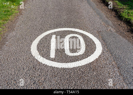 La limite de vitesse de 10 mi/h inscription peinte sur la surface de la route Banque D'Images