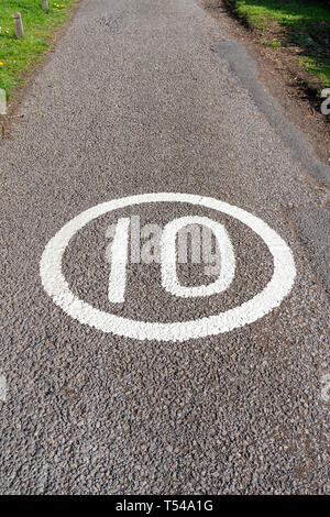 La limite de vitesse de 10 mi/h inscription peinte sur la surface de la route Banque D'Images