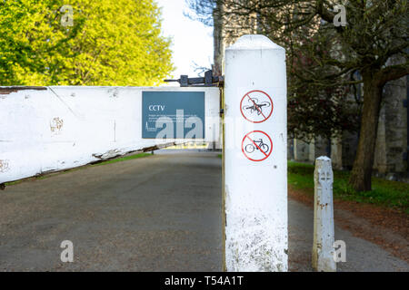 Les petits signes sur white post indiquant que l'utilisation de drones et des vélos est interdite et la zone est surveillée par CCTV Banque D'Images