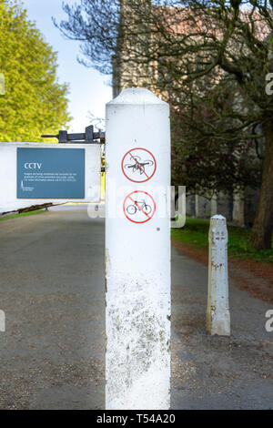 Les petits signes sur white post indiquant que l'utilisation de drones et des vélos est interdite et la zone est surveillée par CCTV Banque D'Images