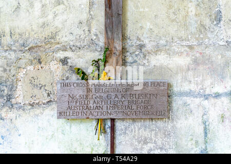 Plaque en bois de se rappeler la mort d'un soldat tué au combat en Belgique en 1917 Banque D'Images