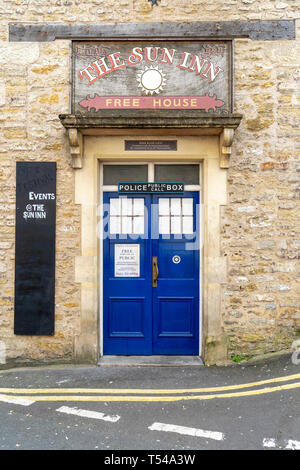 Entrée de l'auberge de soleil pub dans le style d'une ancienne cabine téléphonique de police à Frome Somerset UK Banque D'Images