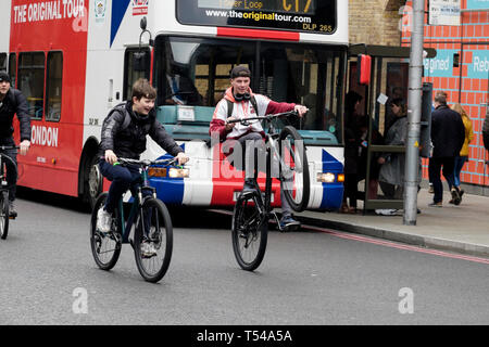 Deux adolescents à vélo, que l'un d'effectuer un wheelie stunt. London, UK Banque D'Images