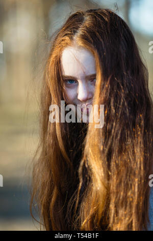 Portrait de jeune fille avec de longs cheveux rouge vif. Banque D'Images